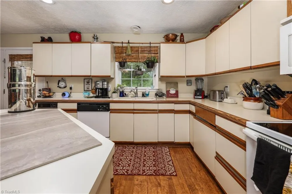 3900 Briarwood Avenue High Point, NC 27265