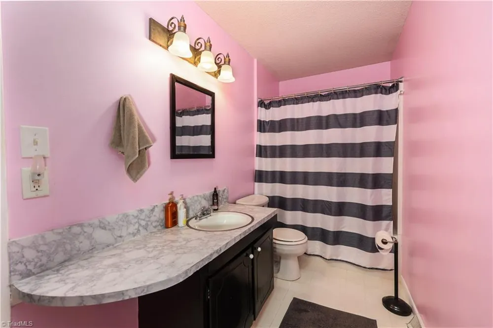 3900 Briarwood Avenue High Point, NC 27265