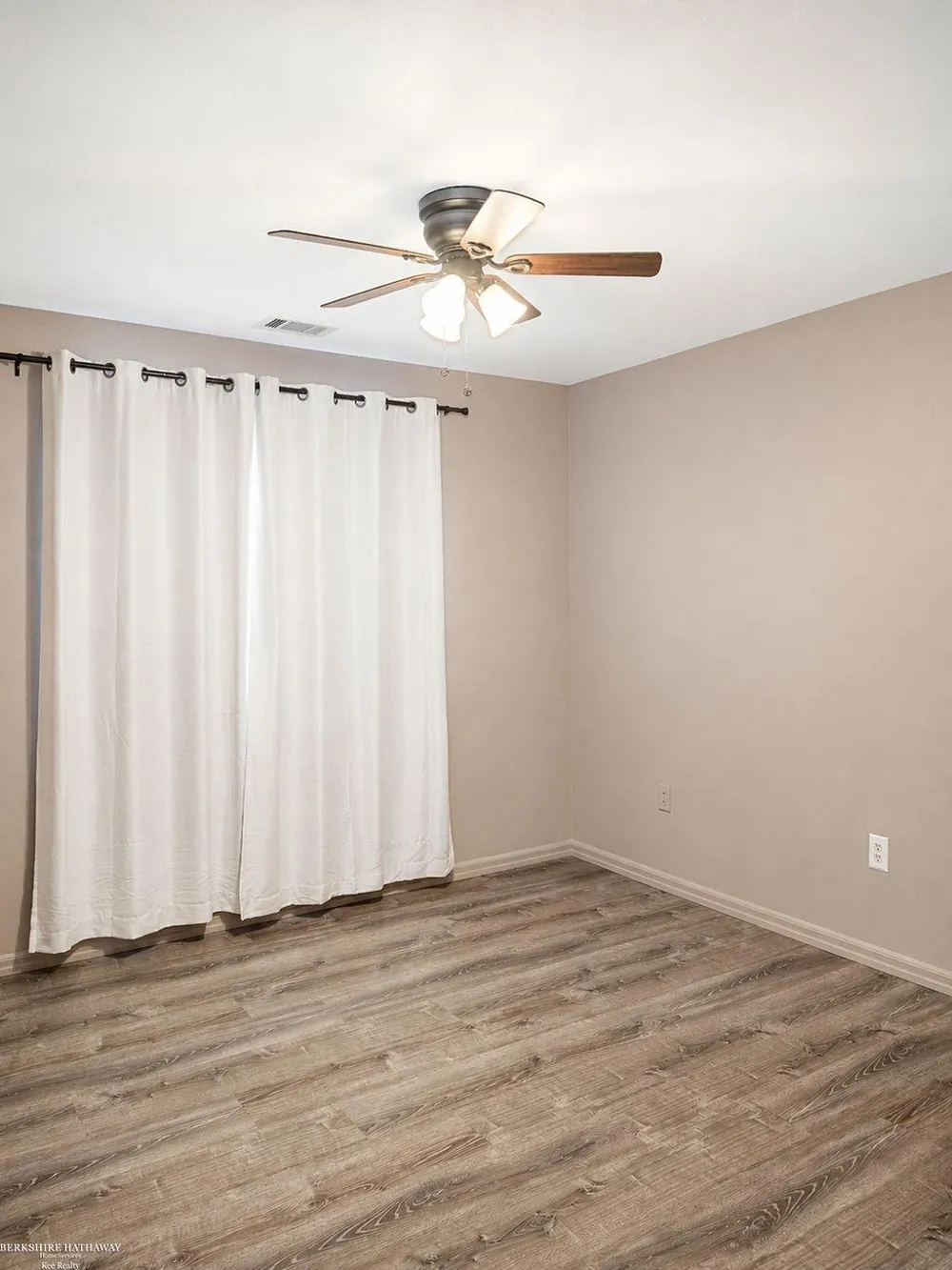 30607 Hidden Pines Lane Roseville City, MI 48066