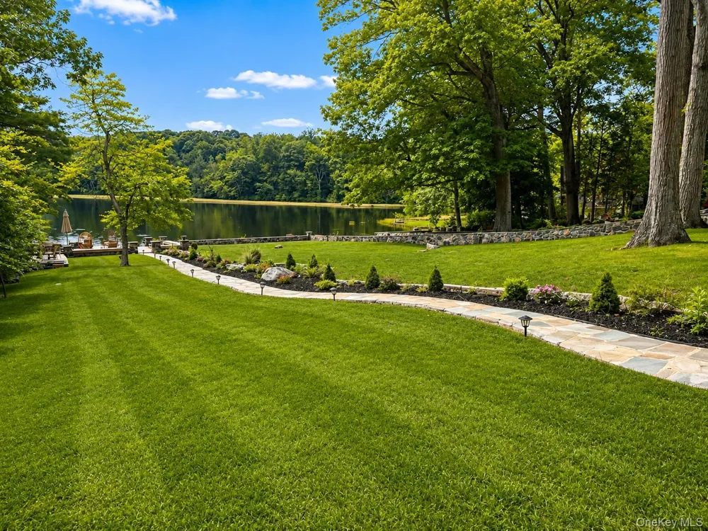 18 Kirk Lake Drive Mahopac, NY 10541