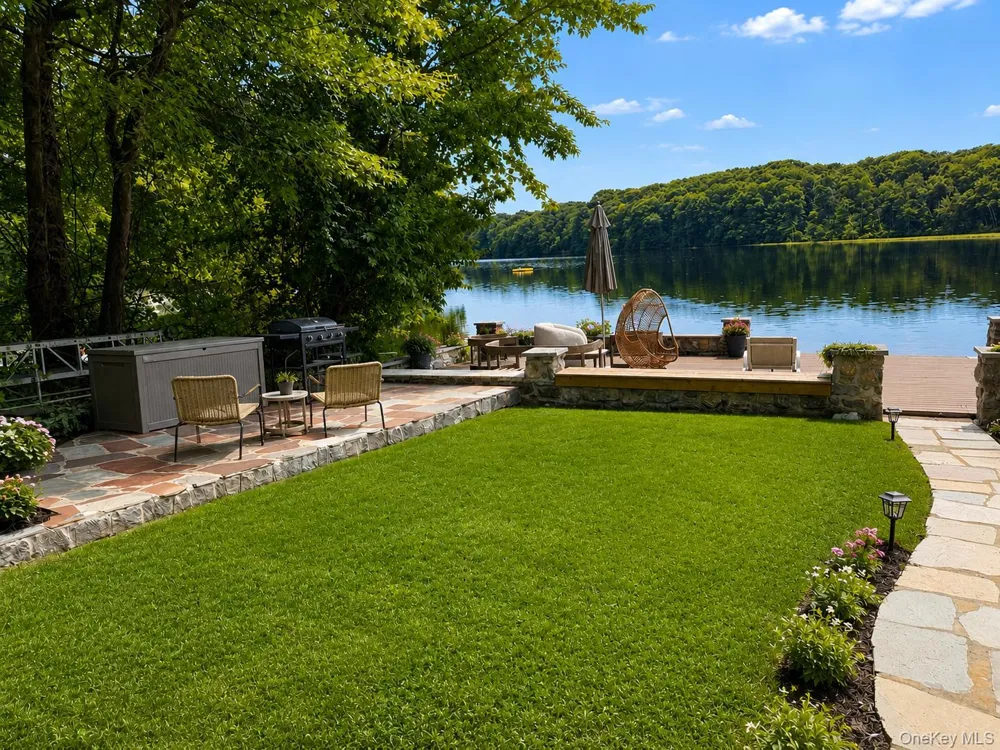 18 Kirk Lake Drive Mahopac, NY 10541