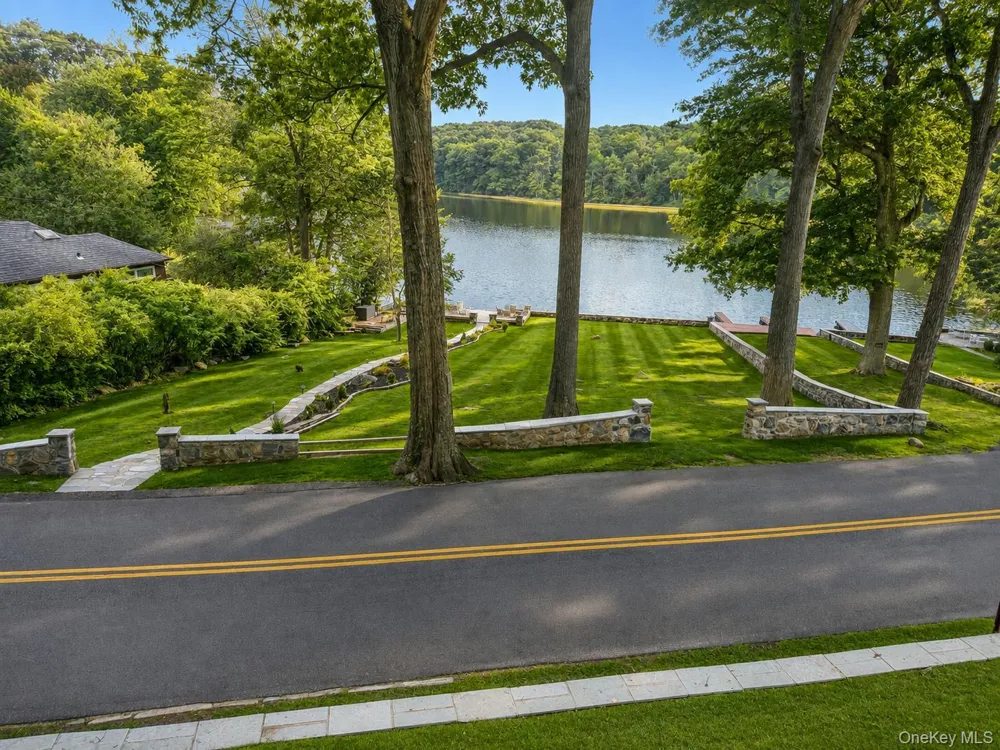 18 Kirk Lake Drive Mahopac, NY 10541