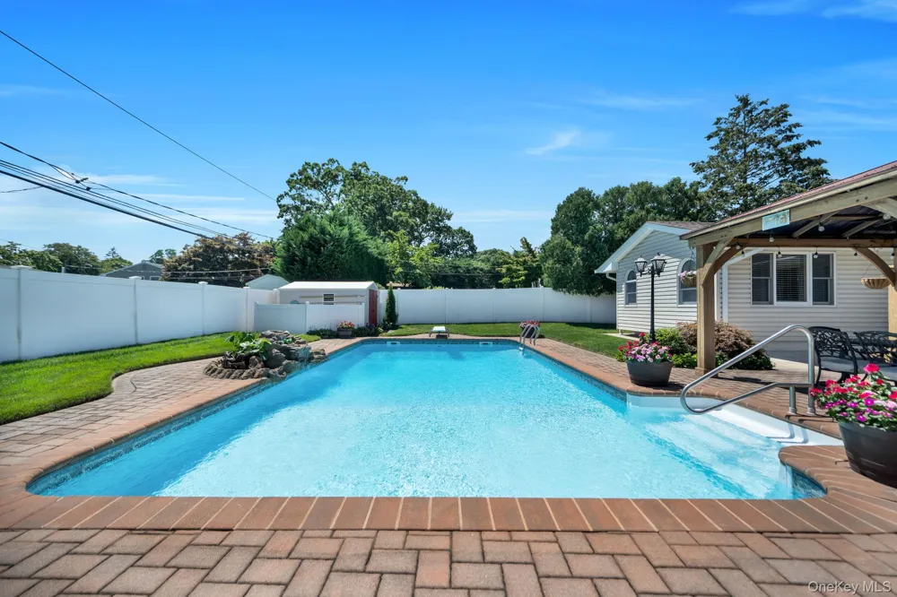 15 Abbey Drive Commack, NY 11725