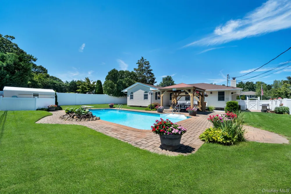 15 Abbey Drive Commack, NY 11725
