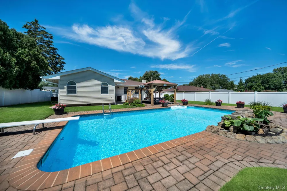 15 Abbey Drive Commack, NY 11725