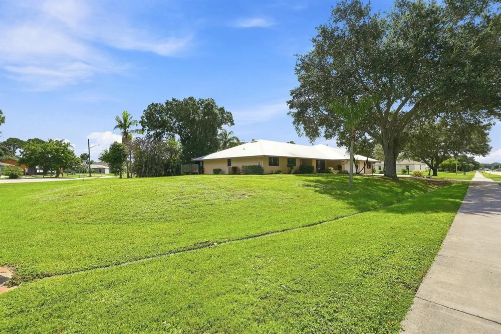2381 SW BAYSHORE BOULEVARD Port St. Lucie, FL 34984