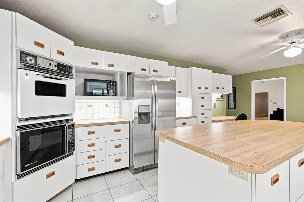 2381 SW BAYSHORE BOULEVARD Port St. Lucie, FL 34984