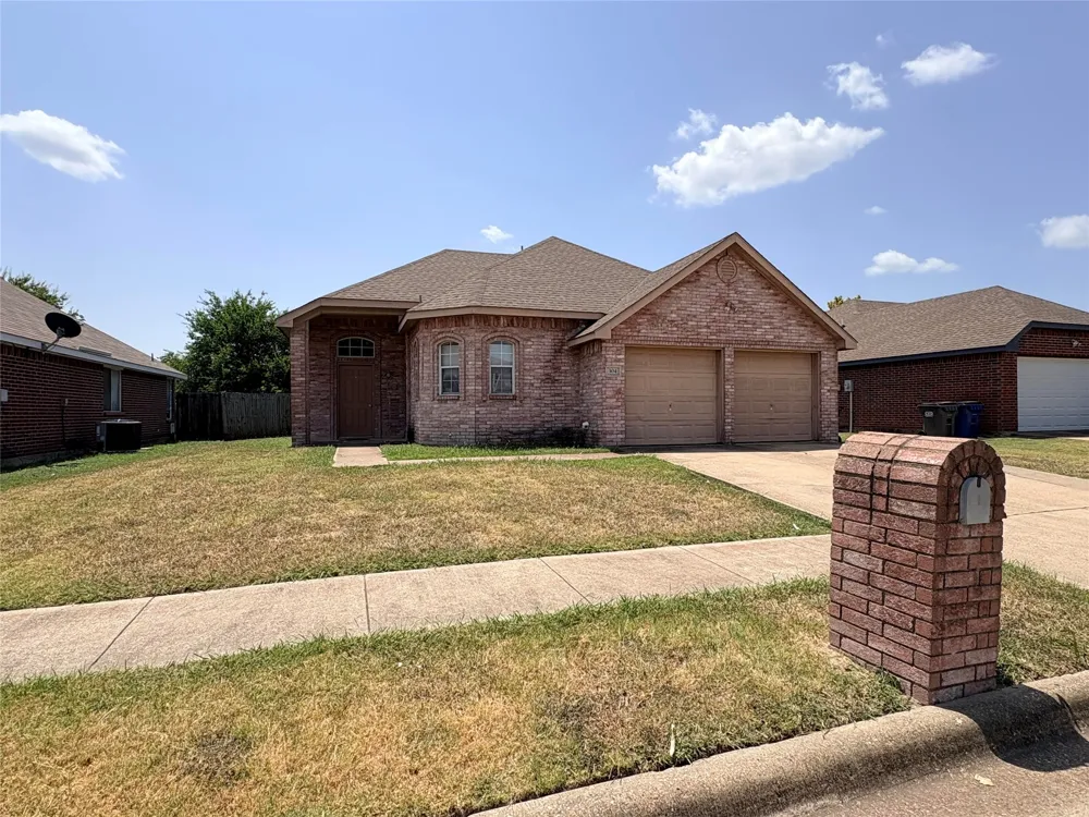 304 W Glen Meadow Drive Glenn Heights, TX 75154