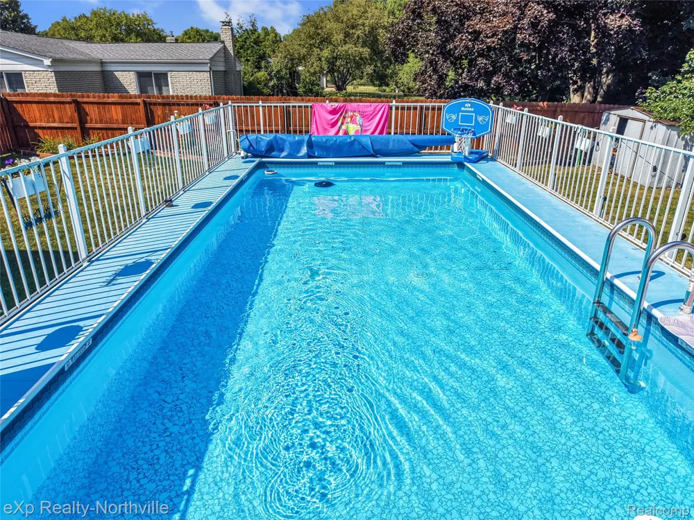 5166 Dayton Drive Troy City, MI 48085