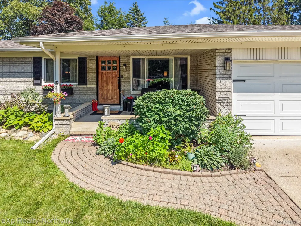 5166 Dayton Drive Troy City, MI 48085