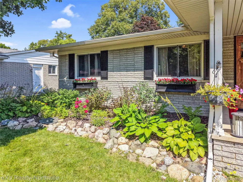 5166 Dayton Drive Troy City, MI 48085