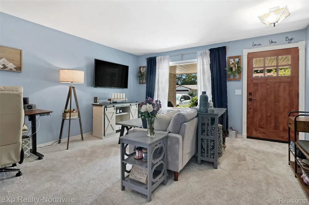 5166 Dayton Drive Troy City, MI 48085