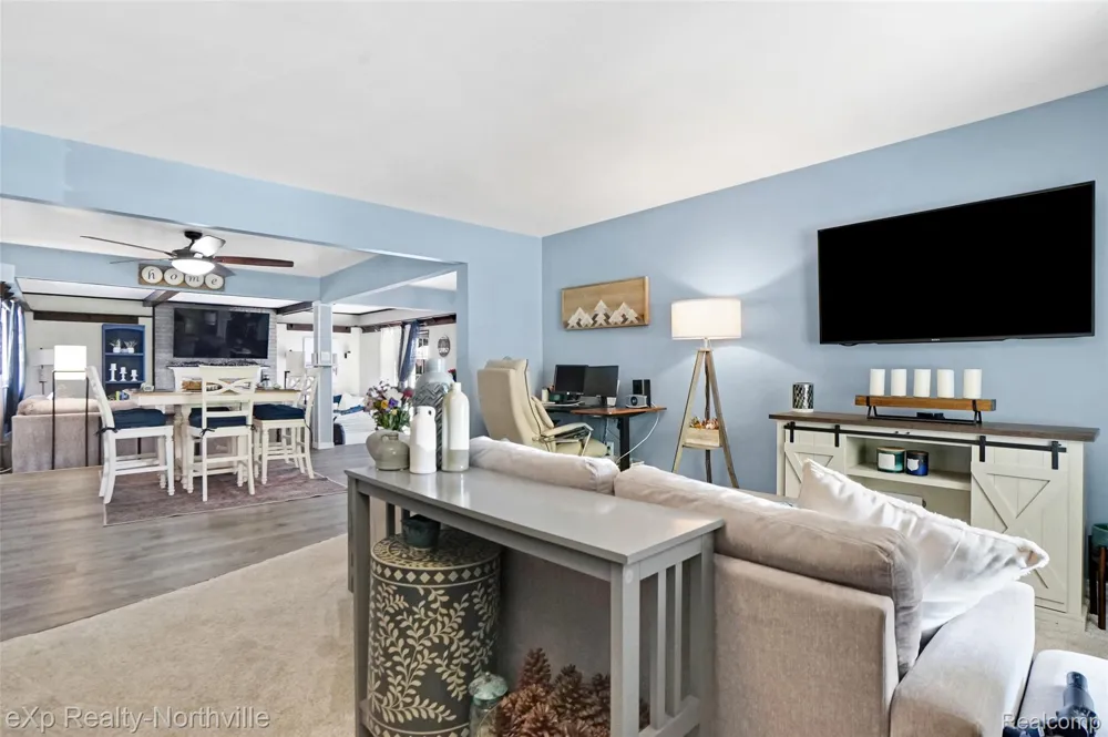 5166 Dayton Drive Troy City, MI 48085