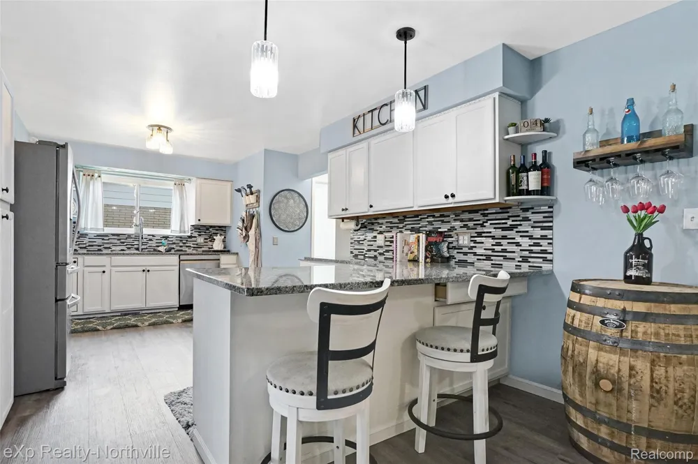 5166 Dayton Drive Troy City, MI 48085