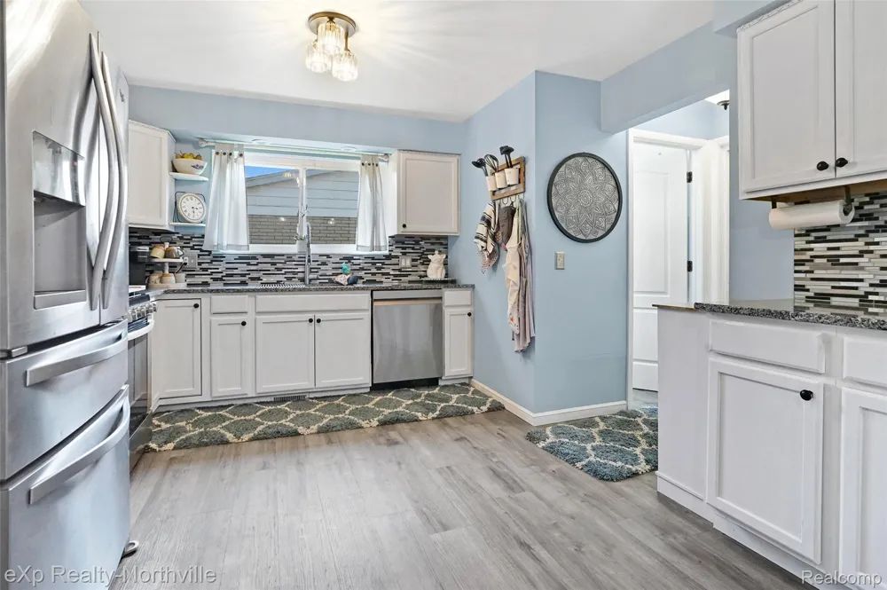 5166 Dayton Drive Troy City, MI 48085