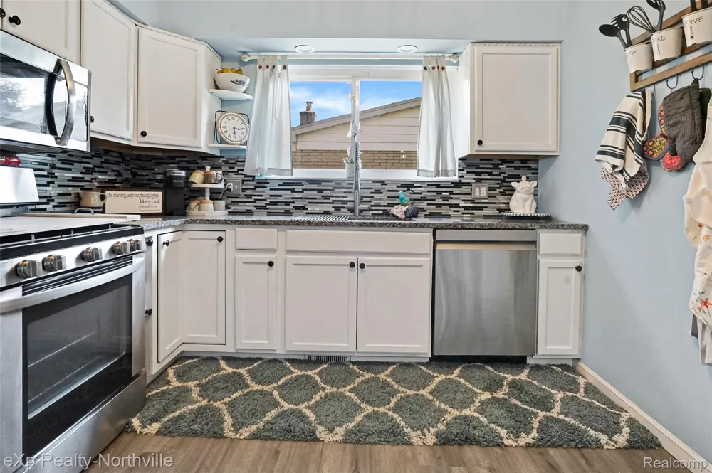 5166 Dayton Drive Troy City, MI 48085