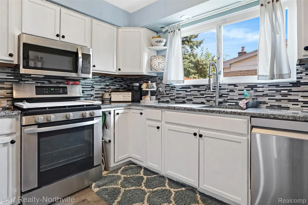 5166 Dayton Drive Troy City, MI 48085