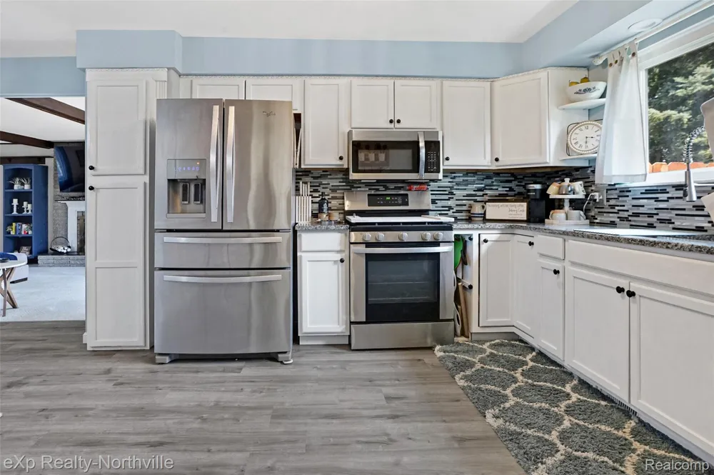 5166 Dayton Drive Troy City, MI 48085