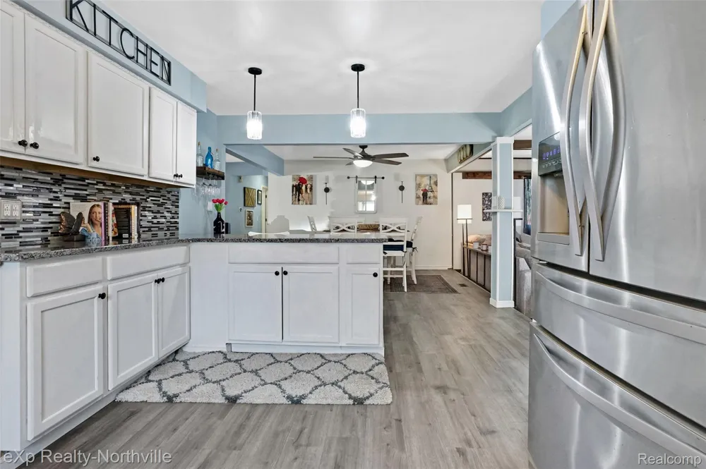 5166 Dayton Drive Troy City, MI 48085