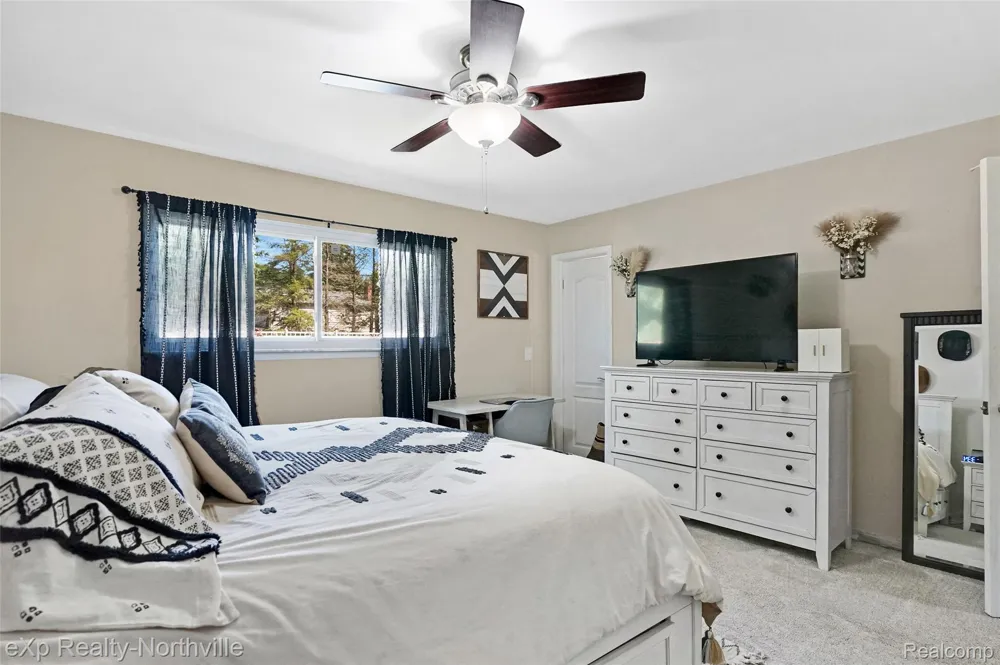 5166 Dayton Drive Troy City, MI 48085