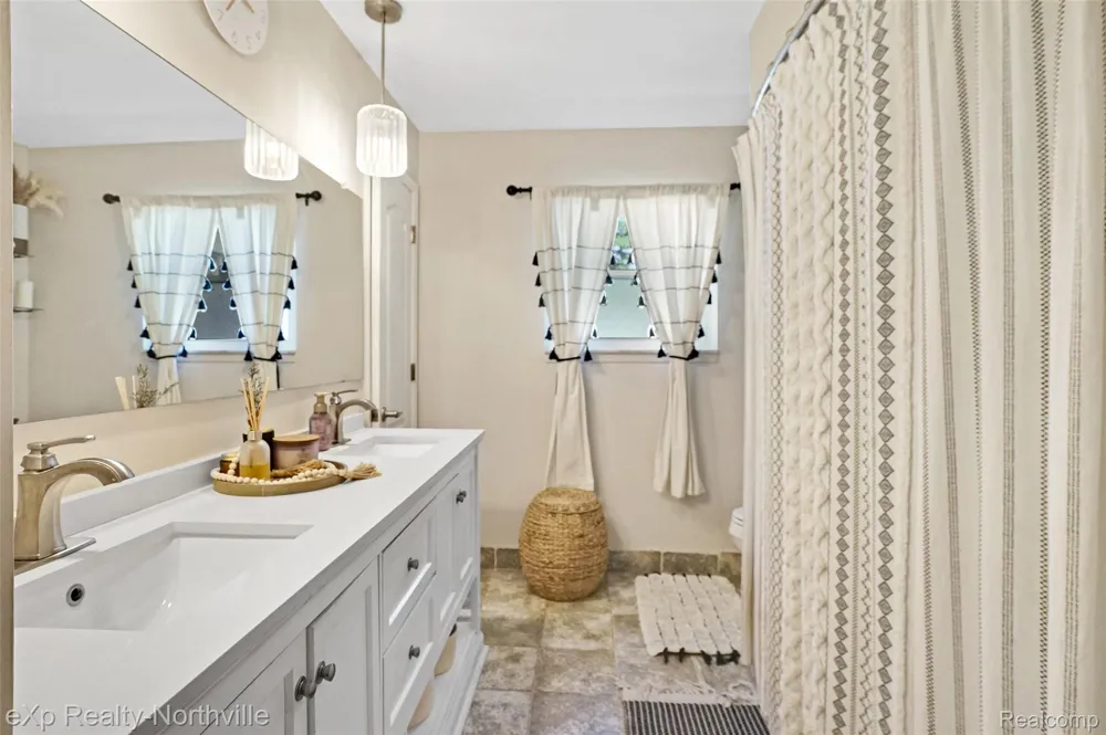 5166 Dayton Drive Troy City, MI 48085