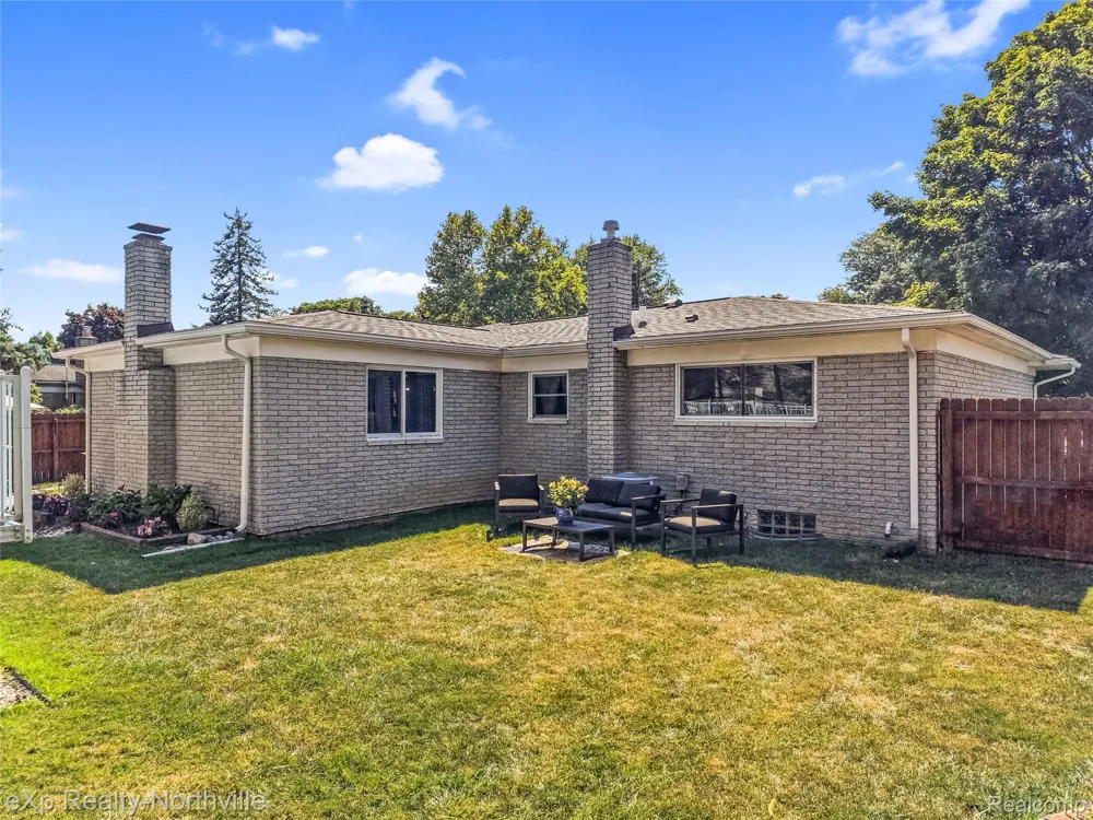 5166 Dayton Drive Troy City, MI 48085