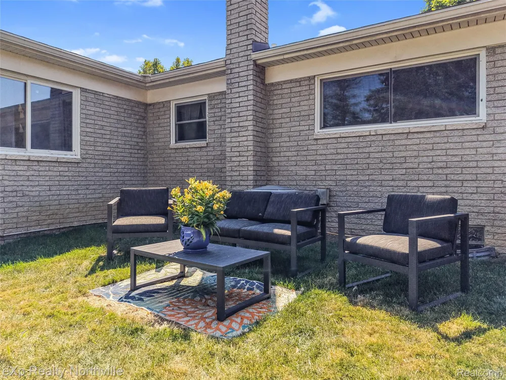 5166 Dayton Drive Troy City, MI 48085