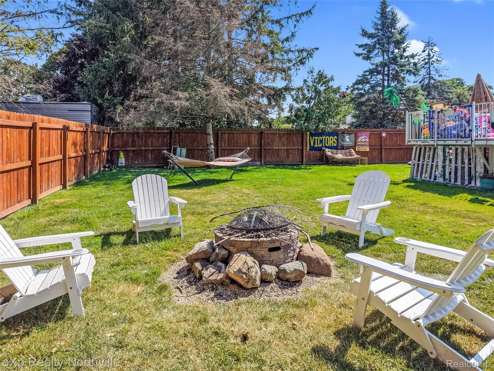5166 Dayton Drive Troy City, MI 48085