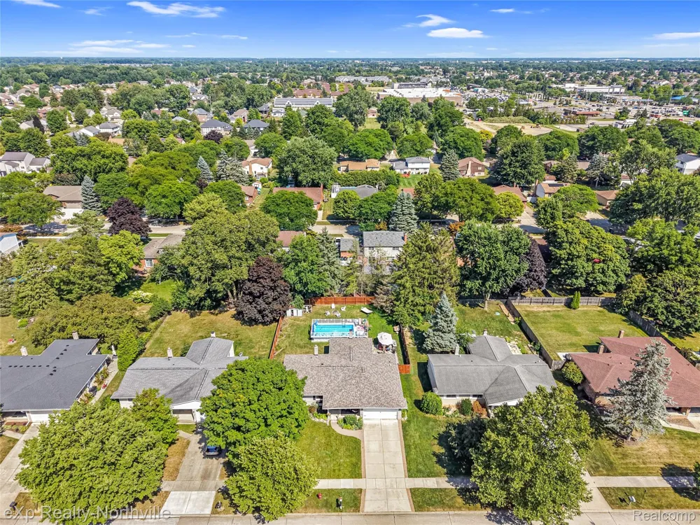 5166 Dayton Drive Troy City, MI 48085