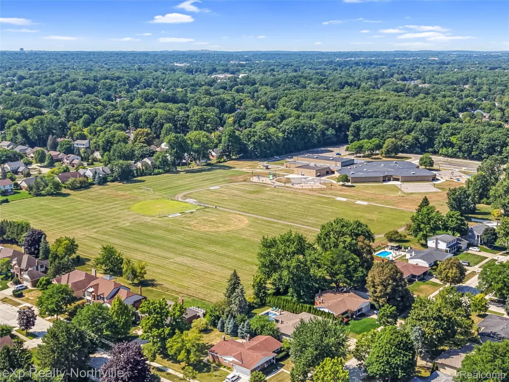 5166 Dayton Drive Troy City, MI 48085
