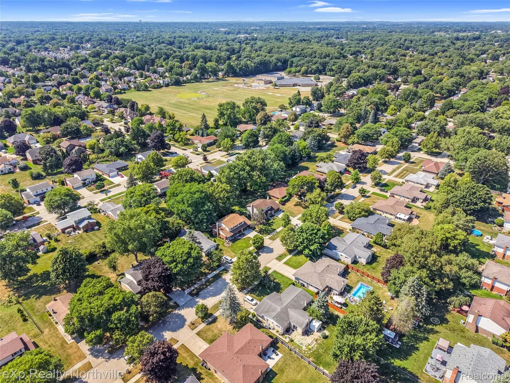 5166 Dayton Drive Troy City, MI 48085