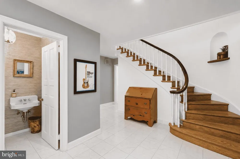 516 GRAVERS Wyndmoor, PA 19038