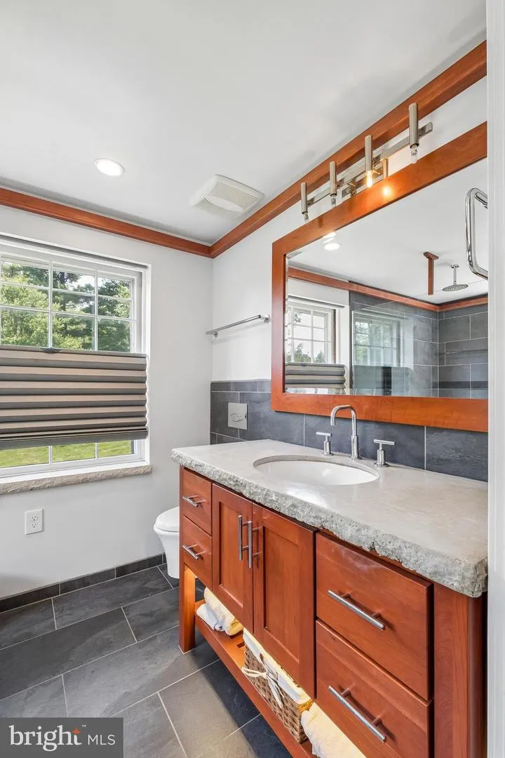 516 GRAVERS Wyndmoor, PA 19038