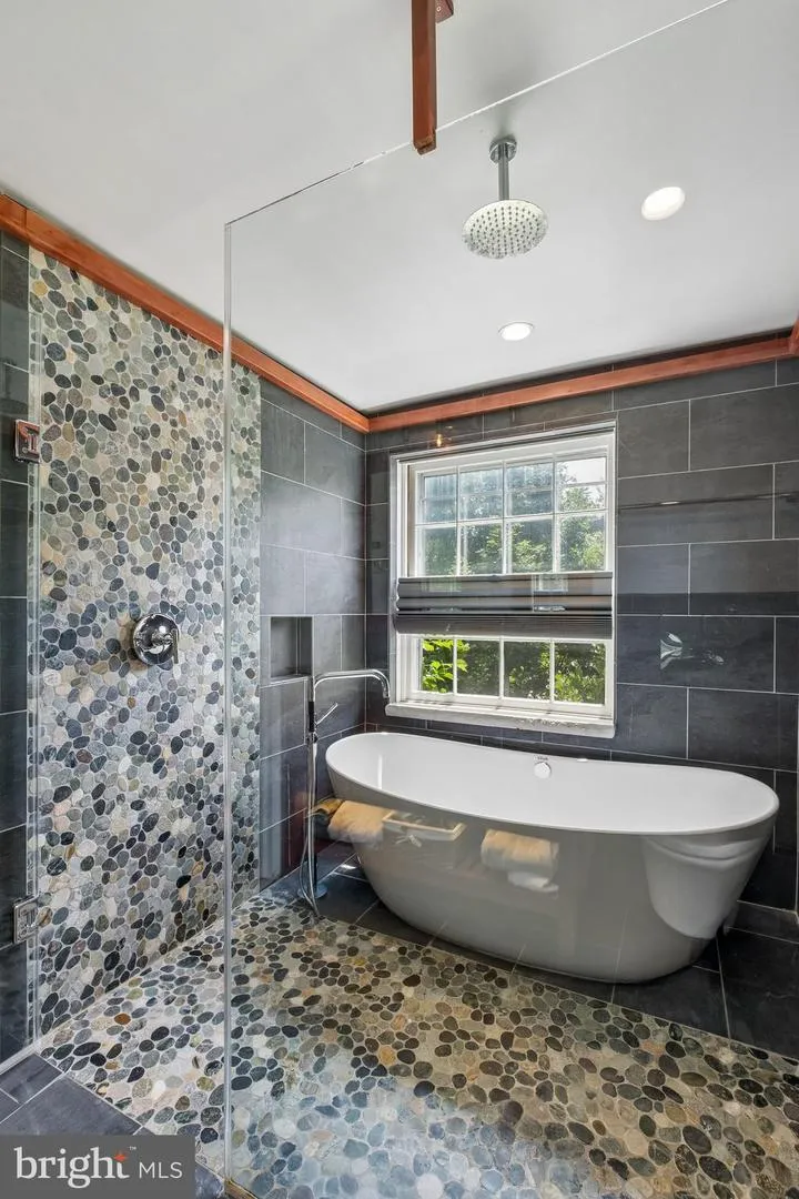 516 GRAVERS Wyndmoor, PA 19038
