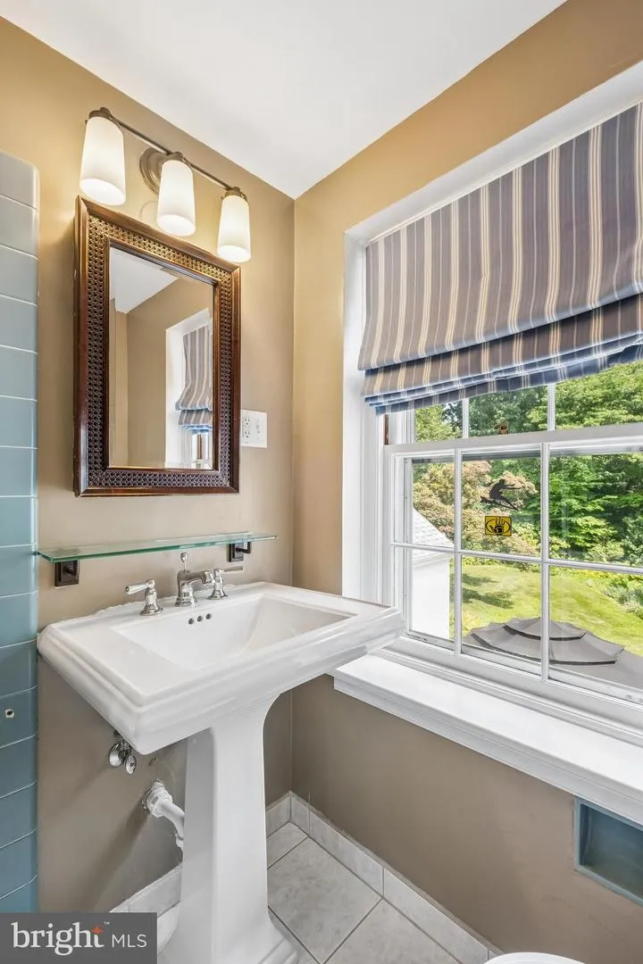 516 GRAVERS Wyndmoor, PA 19038
