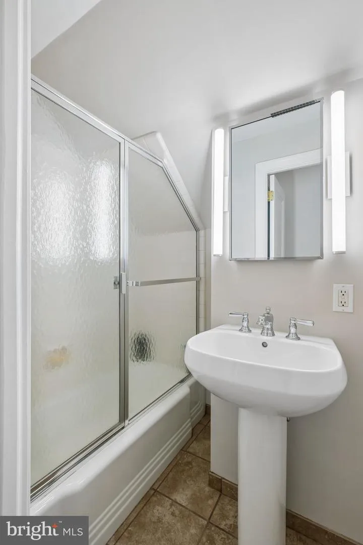 516 GRAVERS Wyndmoor, PA 19038