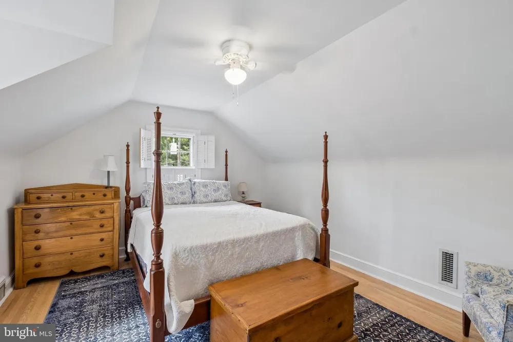 516 GRAVERS Wyndmoor, PA 19038