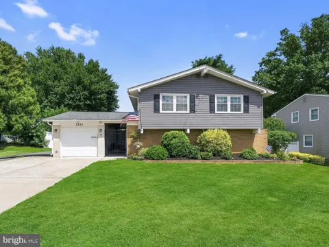 2212 CHESTNUT HILL DRIVE