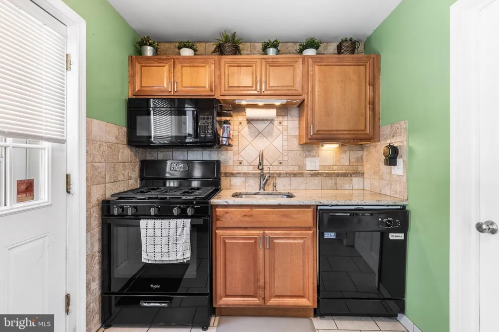 220 NORWOOD AVENUE Holmes, PA 19043