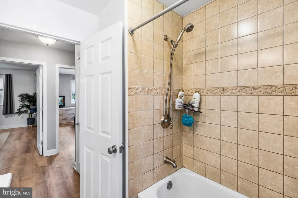 220 NORWOOD AVENUE Holmes, PA 19043