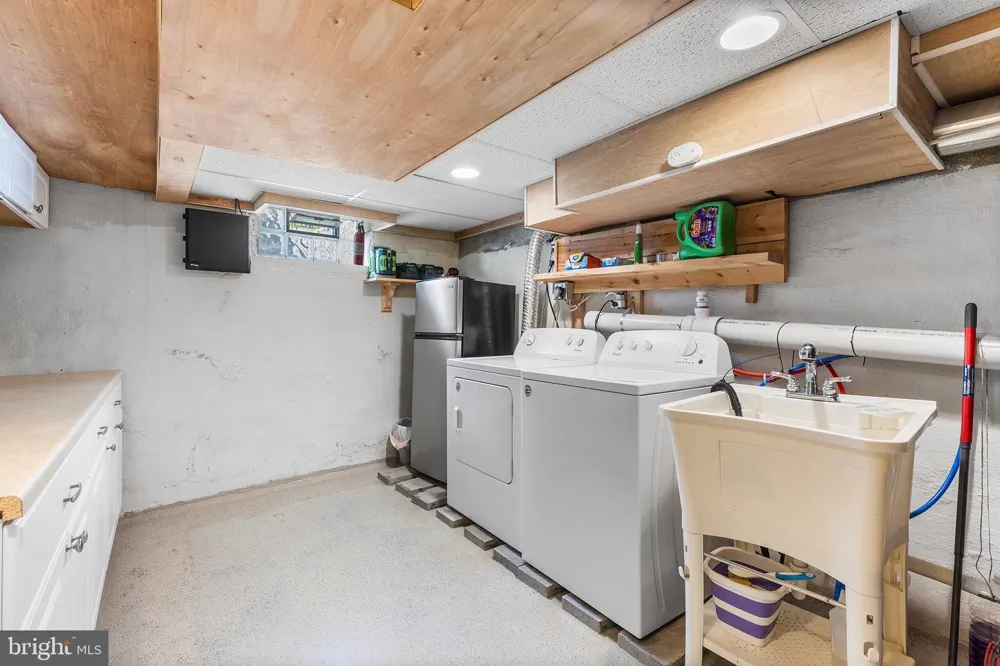 220 NORWOOD AVENUE Holmes, PA 19043