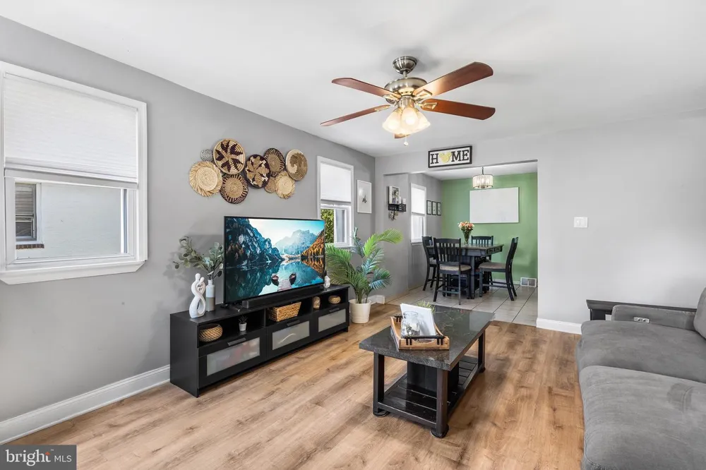 220 NORWOOD AVENUE Holmes, PA 19043