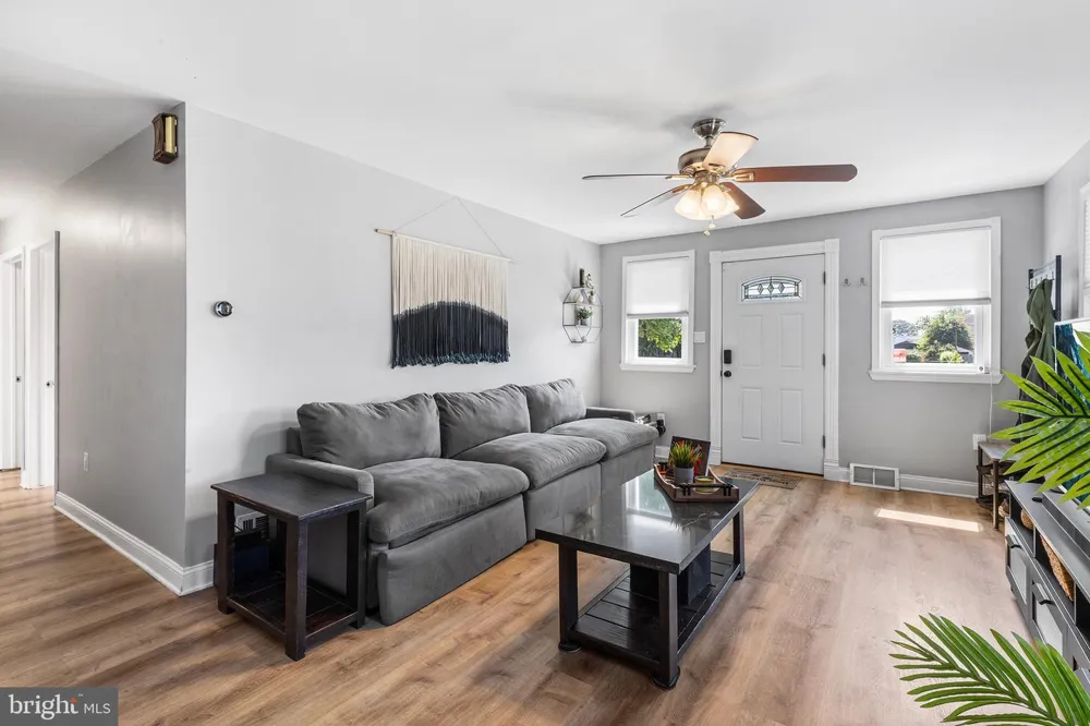 220 NORWOOD AVENUE Holmes, PA 19043
