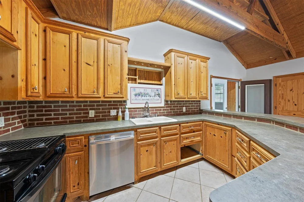 714 Shawnee Conroe, TX 77316