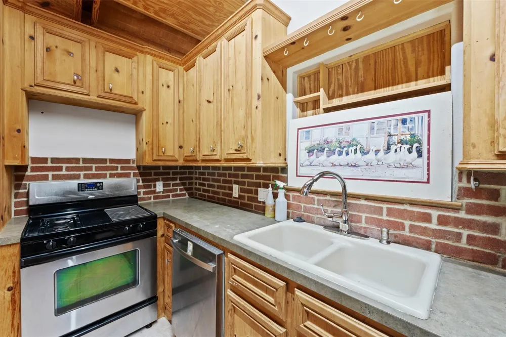 714 Shawnee Conroe, TX 77316