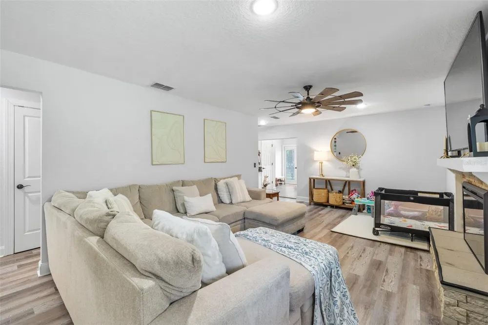 2118 E KEYSVILLE ROAD Lithia, FL 33547