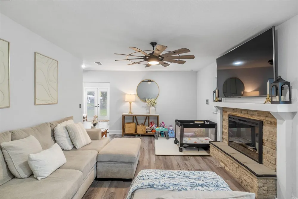 2118 E KEYSVILLE ROAD Lithia, FL 33547