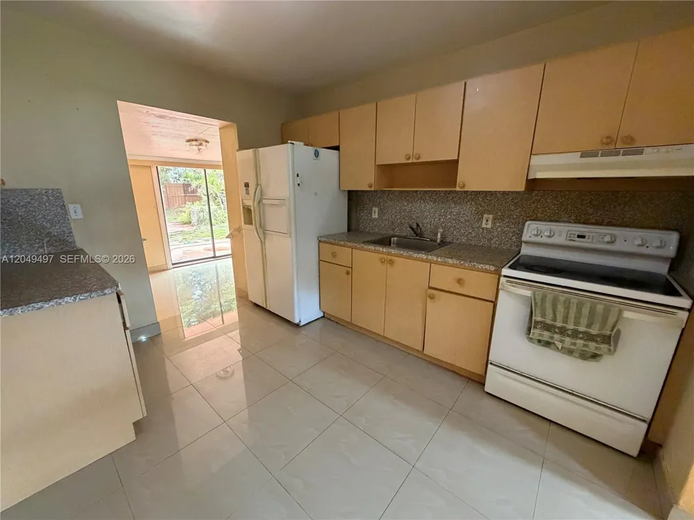 1061 E 20th St Hialeah, FL 33013