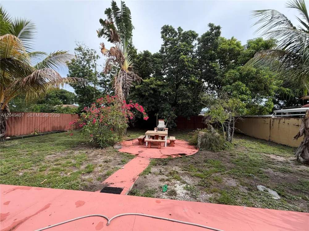 1061 E 20th St Hialeah, FL 33013