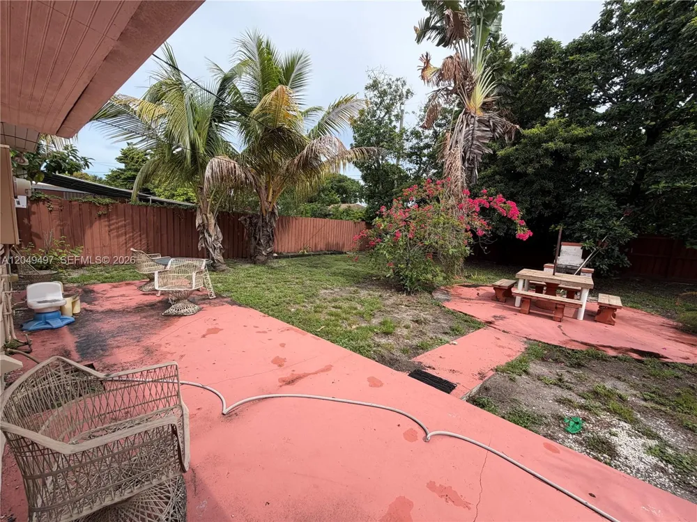 1061 E 20th St Hialeah, FL 33013